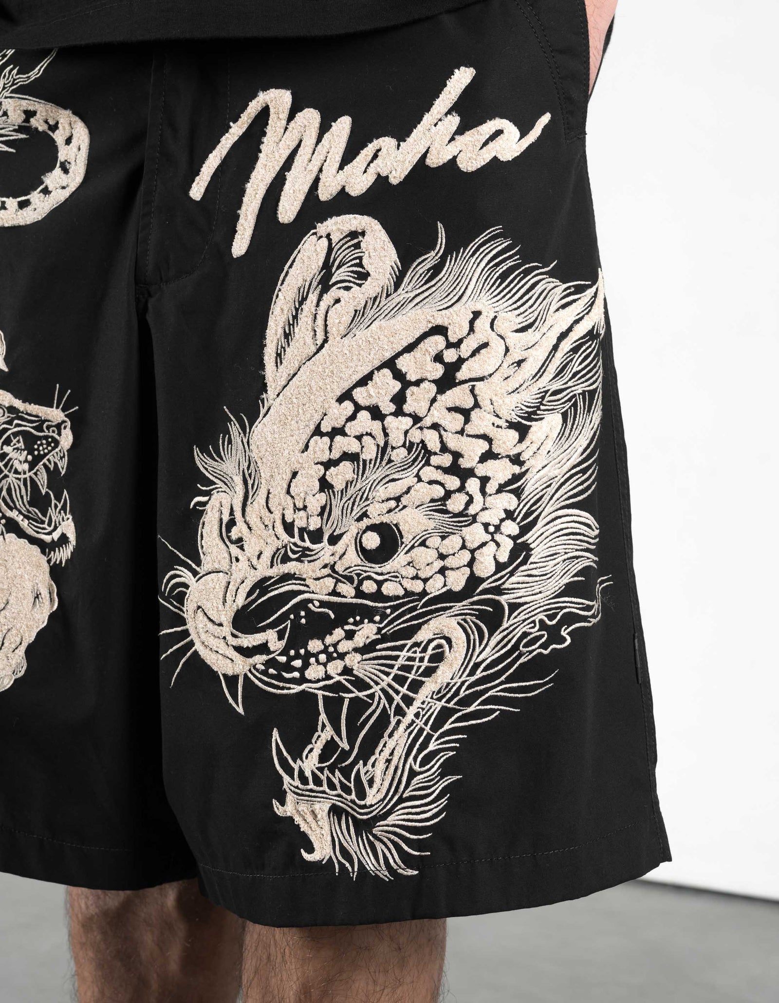 7337 Chimera Oversized Snoshorts Black
